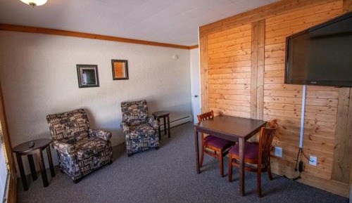 Deluxe Queen Suite