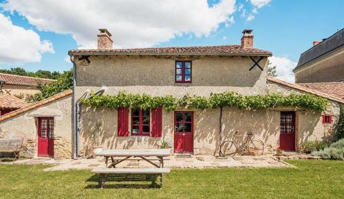One-Bedroom House with External Kitchen and Bathroom