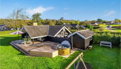 Three-Bedroom Holiday Home 