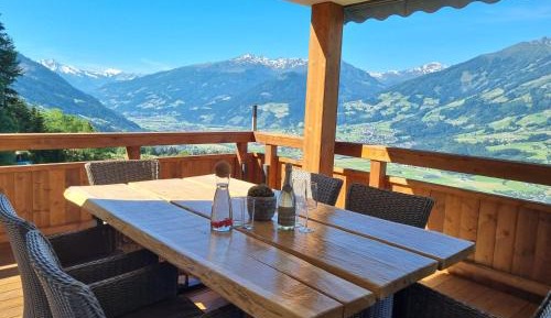 Apartment with Mountain View