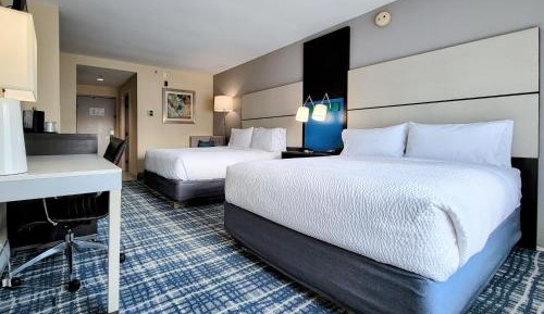 Standard Queen Room with Two Queen Beds and Tub - Communications Accessible
