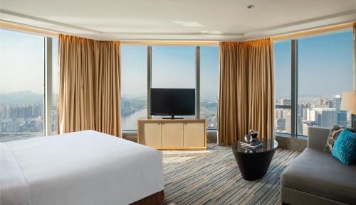 Large Corner King Room with River View