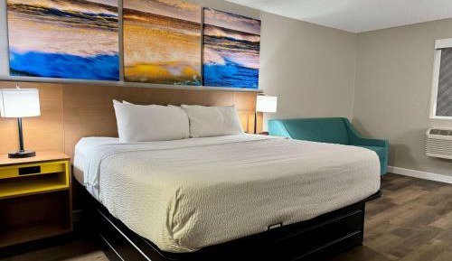 King Room with Roll-In Shower - Mobility/Hearing Accessible - Non-Smoking
