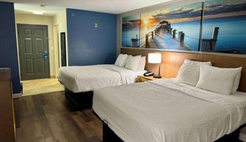 Queen Room with Two Queen Beds and Bath Tub - Mobility/Hearing Access - Non-Smoking