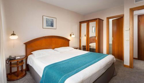 King Suite - Non-Smoking