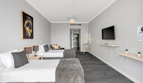 Standard Twin Room with Private Bathroom