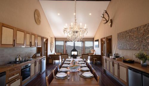 Luxury Four-Bedroom Lodge with Mountain View (8 Adults)