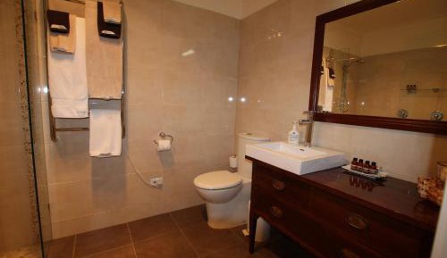 Weatherly Queen Suite