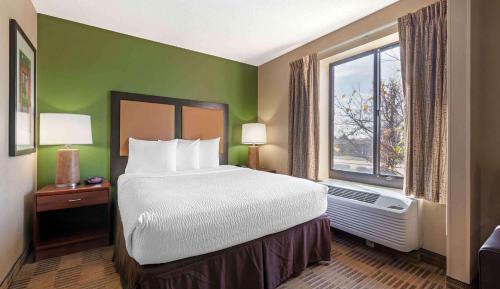 Deluxe Studio with 1 Queen Bed - Non-Smoking