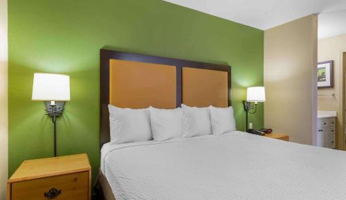 Queen Room with Dishwasher - Non Smoking
