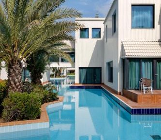 Lake Suite Swim Up