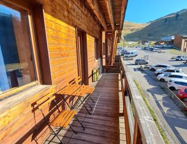 Apartment with Mountain View