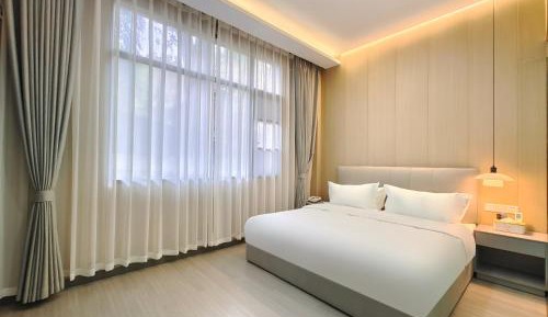 Deluxe Queen Room