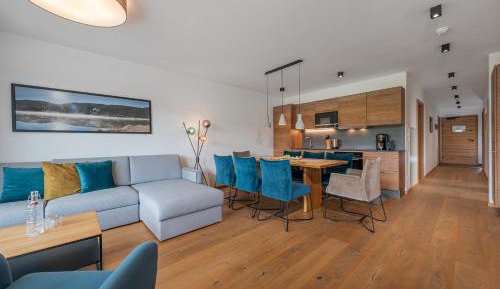 Superior Three-Bedroom Apartment with Mountain View