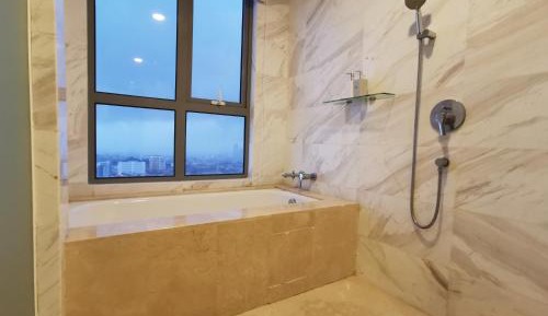 Superior King Studio (Private Bathtub and City View)