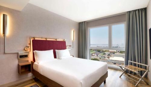 Standard Queen Room with River View