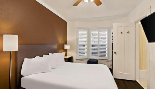 Large Queen Room - Non-Smoking