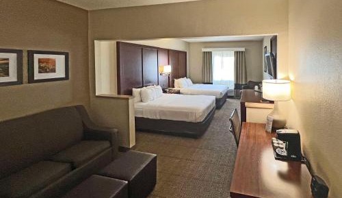 Queen Suite with Two Queen Beds and Sofa Bed - Non-Smoking