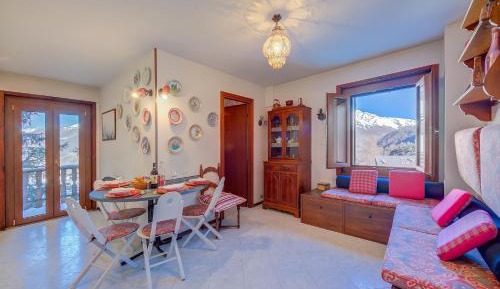 Apartment with Mountain View