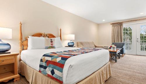 1st floor Poolside Queen Bed