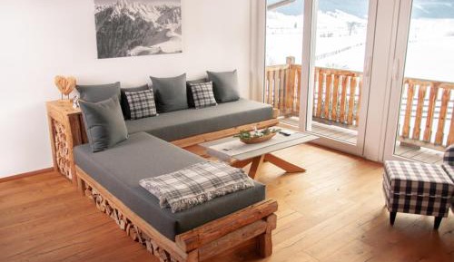 Apartment with Mountain View