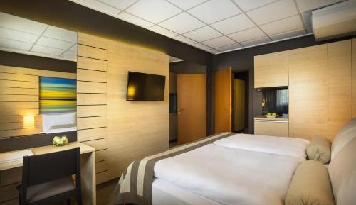 Family Room with Balcony (2 Adults + 2 Children)