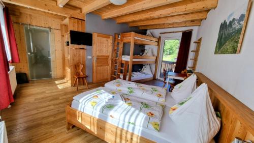 Quintuple Room