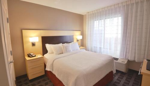 Newly Renovated One-Bedroom Queen Suite