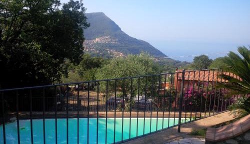 Three-Bedroom House with Private Pool - Split Level