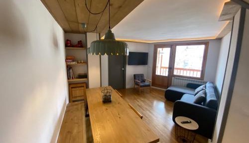 Two-Bedroom Apartment with Mountain View