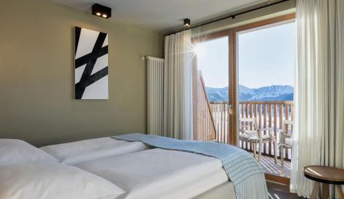 Suite with Balcony and Mountain View