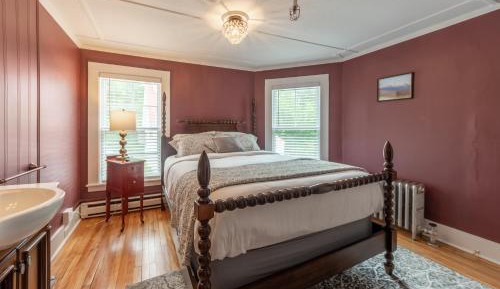 Traditional Queen Room - Adults Only 