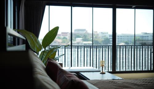 Panoramic River View Room with Jacuzzi 