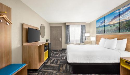 King Room with Bath Tub - Mobility Accessible/Non-Smoking