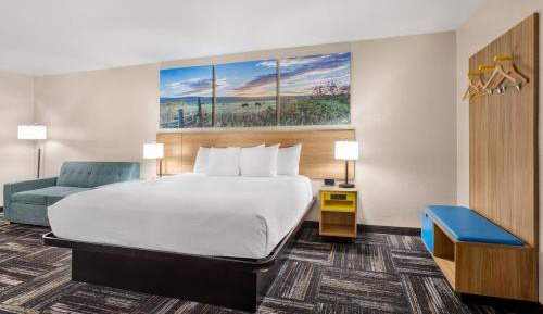 Deluxe King Room with Sofa Bed - Non-Smoking