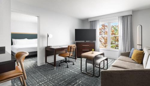 One-Bedroom King Suite - Non-Smoking