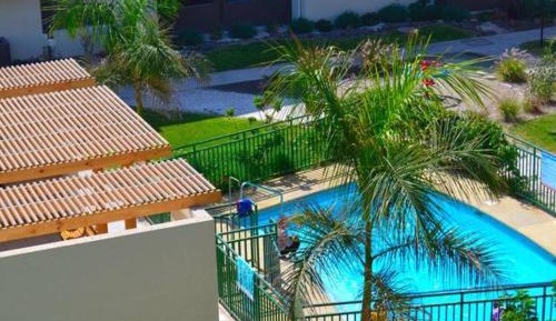 Apartment with Pool View 
