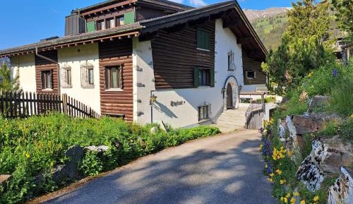 Apartment with Mountain View