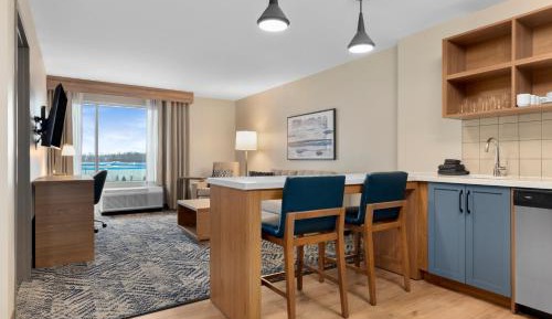 One-Bedroom King Suite with Living and Dining Area