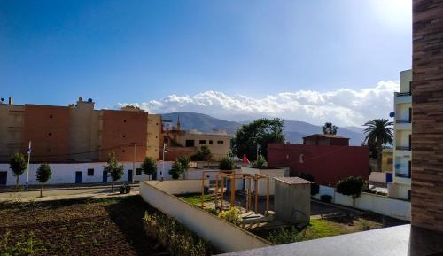 Apartment with Mountain View
