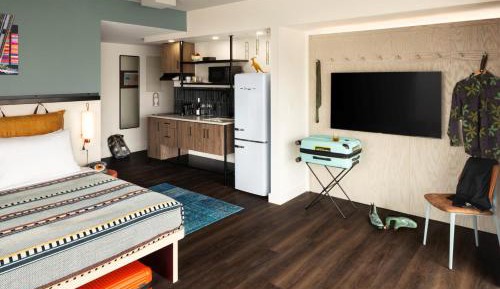 Large Corner King Studio with Partial City View