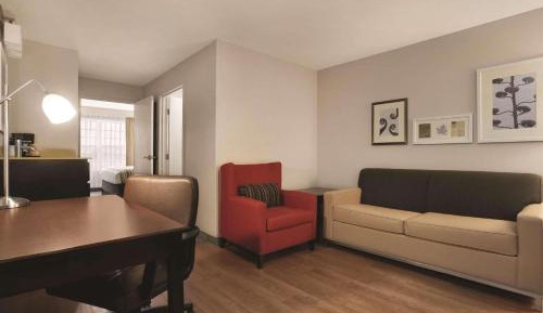 One-Bedroom Queen Suite