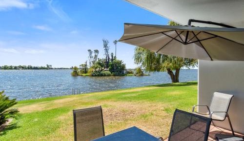 Apartment with Lake View