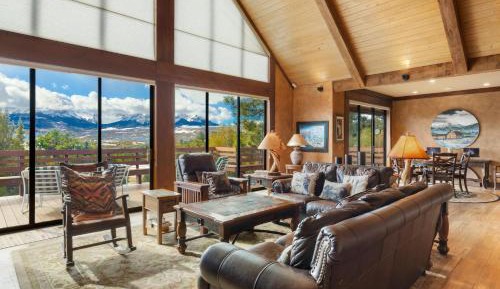 Three-Bedroom Holiday Home 