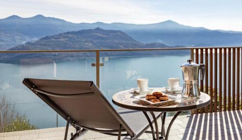 Apartment with Lake View