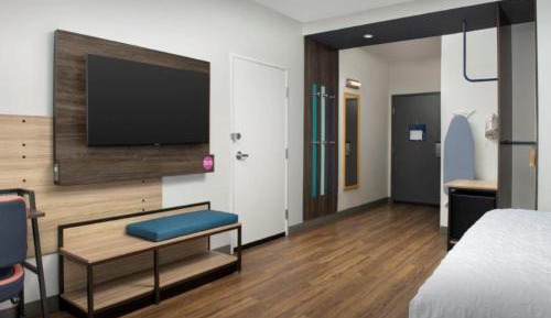 King Room with Bath Tub - Mobility and Hearing Access
