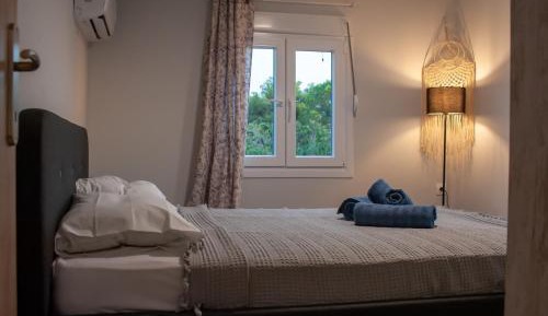 Deluxe Double Room with Side Sea View