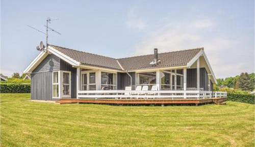 Three-Bedroom Holiday Home 