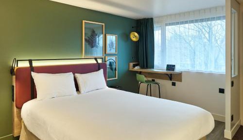 Superior Room - 1 Queen Bed