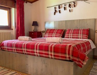 Two-Bedroom Apartment with Mountain View